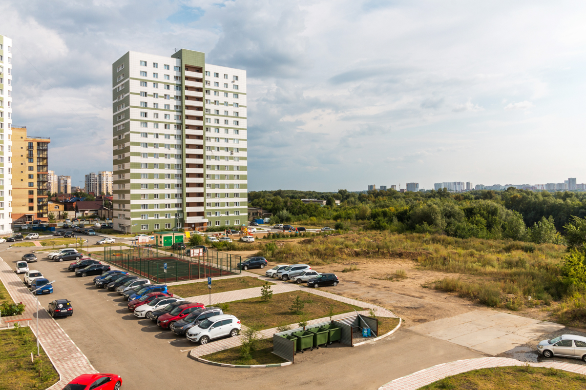 Берег омск. Изумрудный берег Омск. ЖК изумрудный берег Омск. Улица в Омске изумрудный берег. Красный путь 143 3 Омск изумрудный берег.